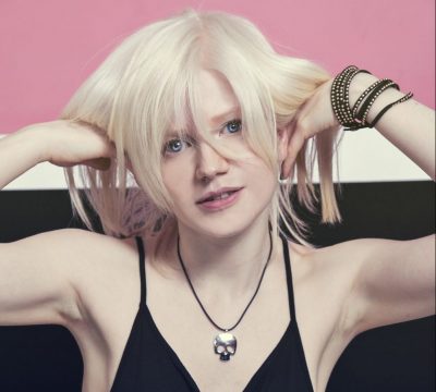 ragazza albina truccata in posa da modella