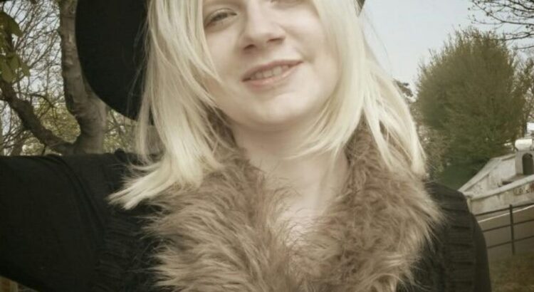 ragazza albina in foto color seppia