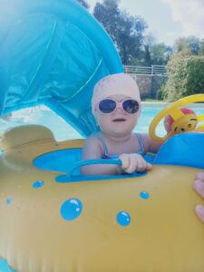 bimba piccola albina in piscina