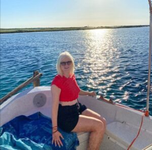 ragazza albina in barca