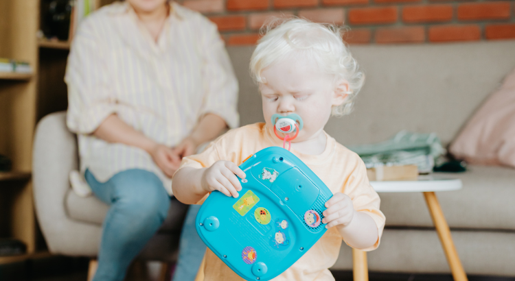 bambina albina che gioca in casa