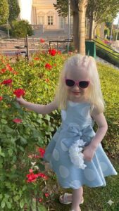 bambina albina tra i fiori