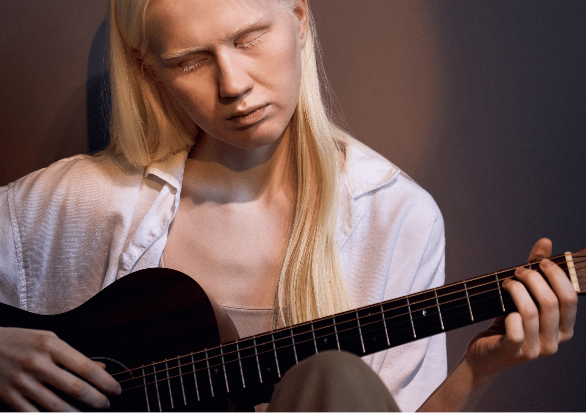 ragazza albina suona la chitarra